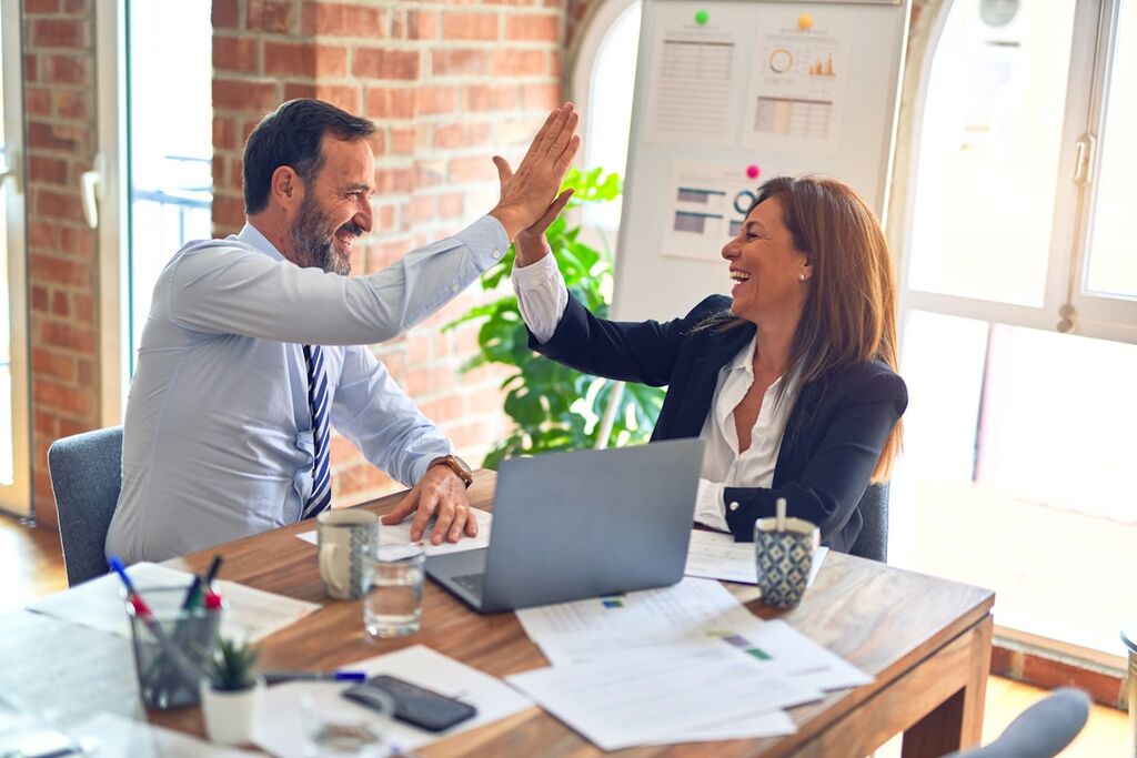 Professionelles Arbeiten am Laptop im modernen Arbeitsumfeld